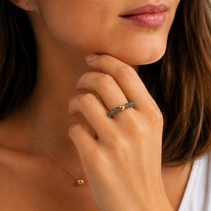 Anello Elastico con Labradorite Naturale e Sfera Dorata in Acciaio Inossidabile