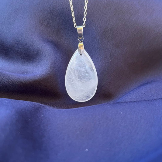 Collana pietra naturale petalo in Cristallo di Rocca