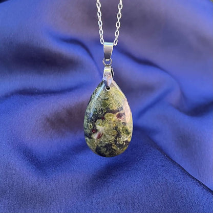 Collana pietra naturale petalo in Diaspro sangue di drago