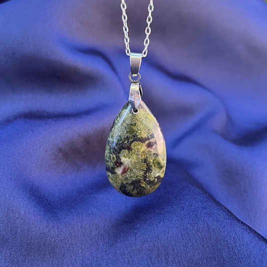 Collana pietra naturale petalo in Diaspro sangue di drago