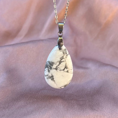 Collana pietra naturale petalo in Howlite