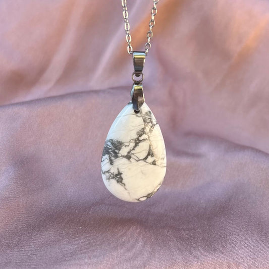 Collana pietra naturale petalo in Howlite